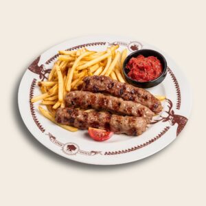 Тройка кебапчета с пържени картофки и лютеница